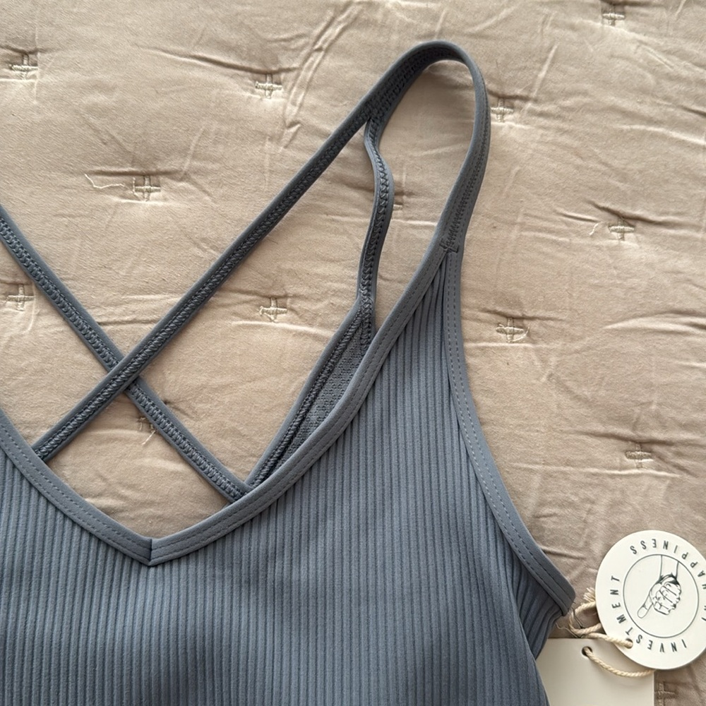 Vuori Cropped Tank, Cross back straps, v-neck, size M - Picture 2 of 4